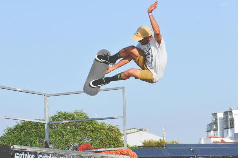 Airborne skateboard