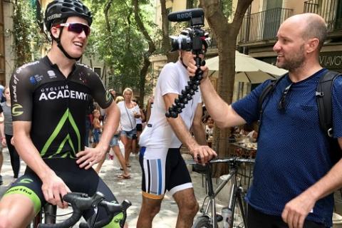 Photo credit: Jason Lowndes speaking with Mark Ferguson AKA Cycling Maven in Girona, Catalonia, in August 2017. Image: Nat Bromhead