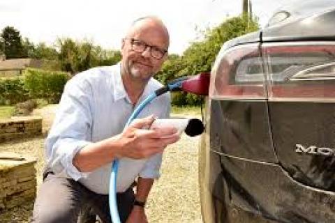 Robert Llewellyn plugging in electric vehicle